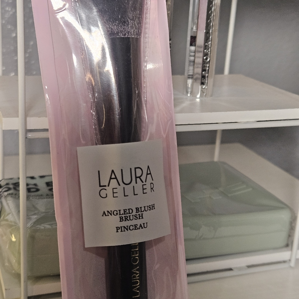 Laura Geller Angled Blush Brush - Black - Picture 9 of 10